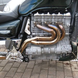 Custom made 3:1 exhaust, rearsets
