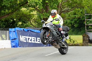 iom-tt-bmw__2_.jpg