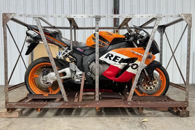 honda-fireblade-in-crate-03.jpg