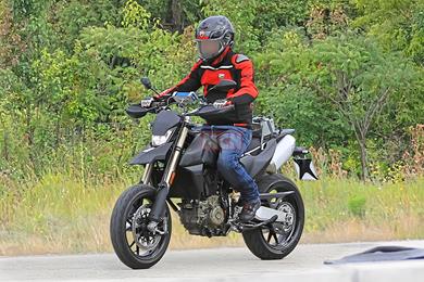 ducati-hypermotard-single-spyshot-02.jpg