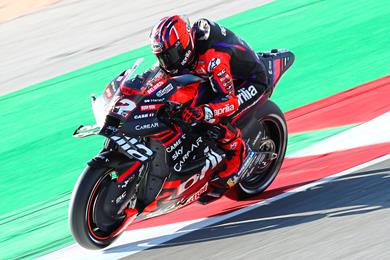 aprilia_winged_leathers_10.jpg