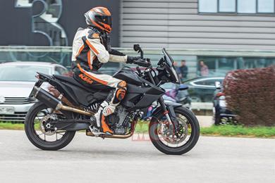 ktm-890-smc-06.jpg
