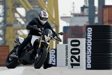 01apriliadorsoduro1200_800.jpg
