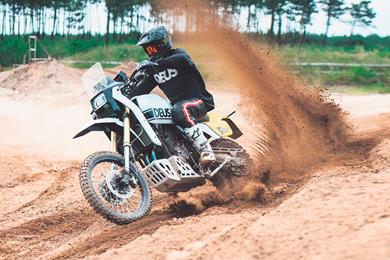 Deus-Yamaha-Tenere-02.jpg