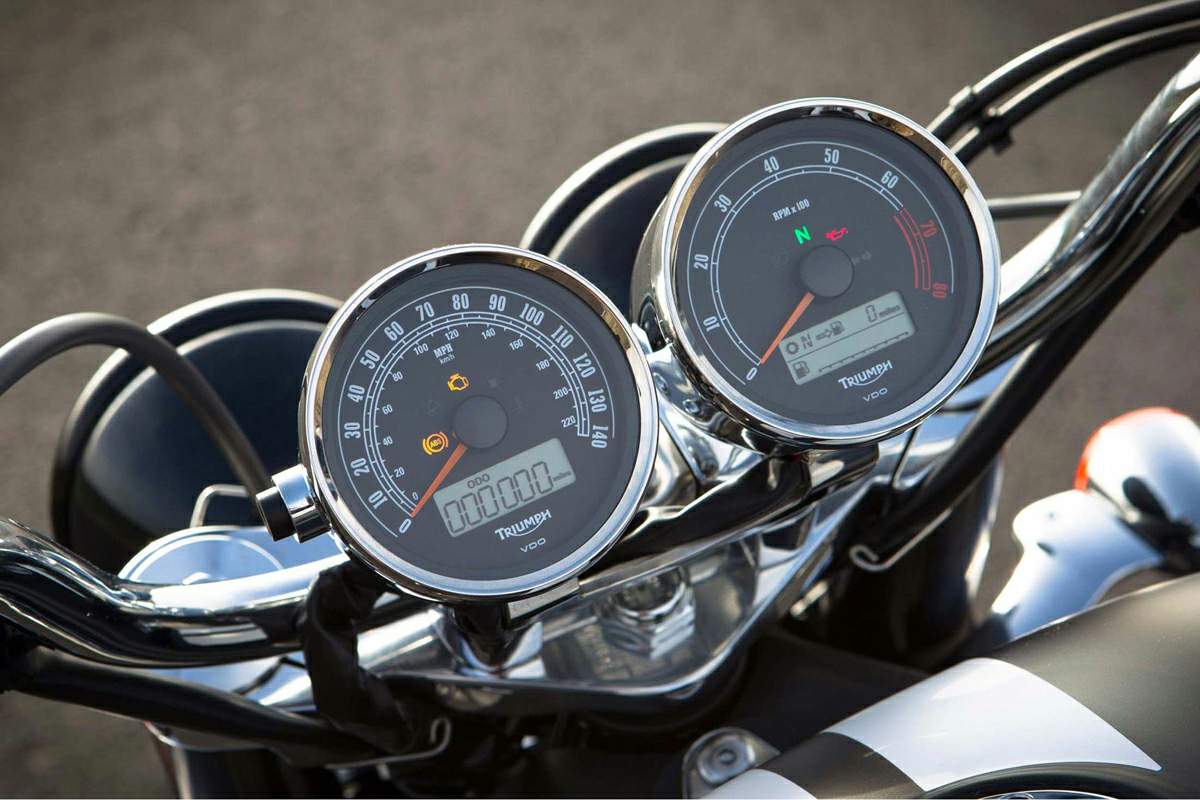 Triumph-Rocket-III-Roadster_17_01.jpg