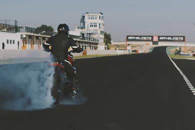 triumph-rocket3r-burnout.jpg