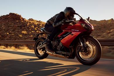 2024-triumph-daytona-660-01.jpg